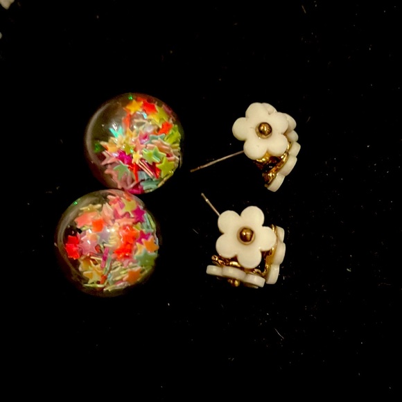 Beautiful white flower + stars sprinkle earrings - Picture 2 of 4